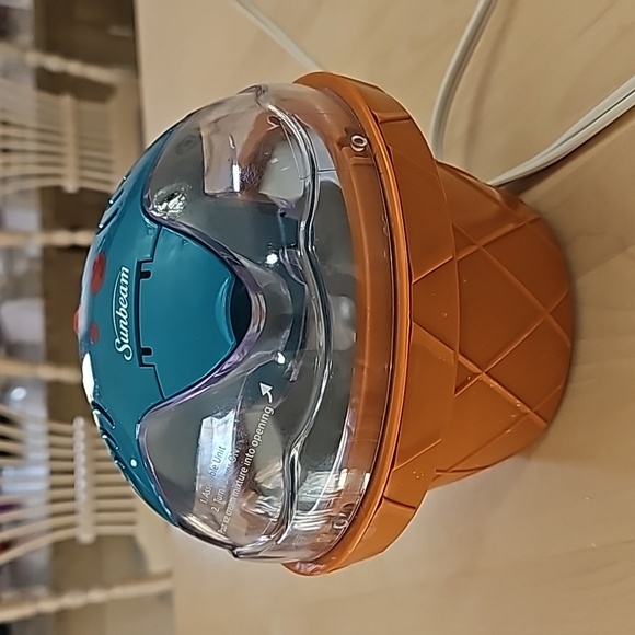 Ice cream maker, 1/2 pint Sunbeam, electric, gel canister - Picture 12 of 13